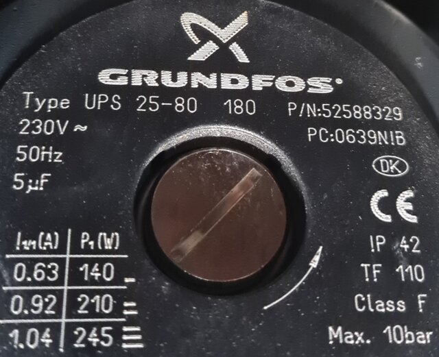 Grundfos UPS 25-80 cirkulationspump etikett med elektriska specifikationer som 230V, 50Hz och diverse kapaciteter.