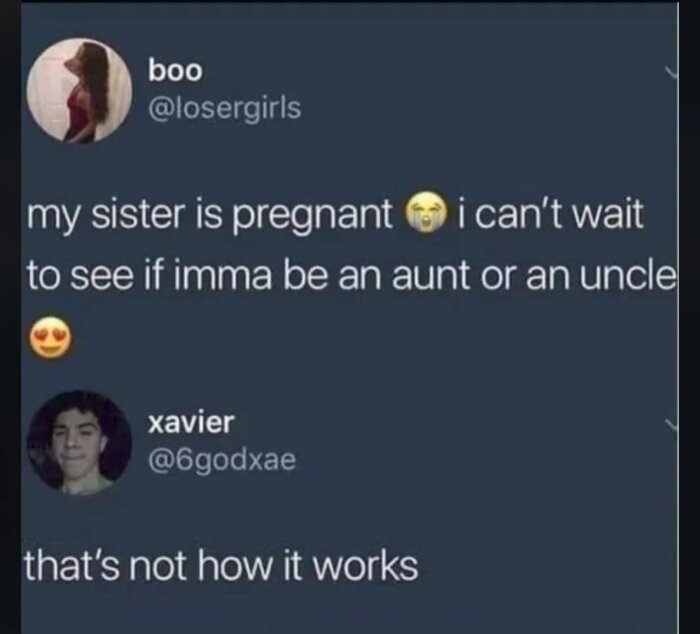 Skärmdump av två Twitter-inlägg där en användare uttrycker förväntan över att bli moster eller morbror, följt av en kommentar som påpekar logikfel.