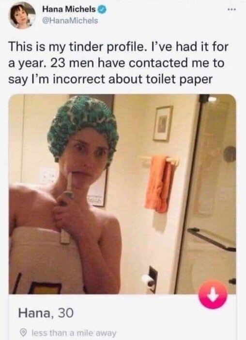 En person i badrum, insvept i handduk, med tandborste i munnen och duschmössa på huvudet, bredvid en Tinder-profil med humoristisk text.