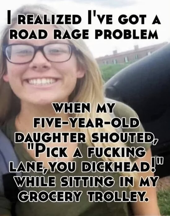 Kvinna ler bredvid bil, text ovan på engelska handlar om road rage och dotters vulgära kommentar i butiken.