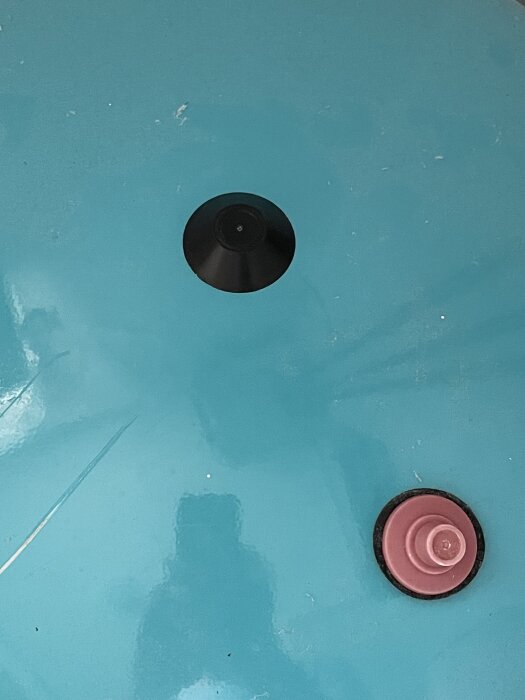 Svart plastlock på blå well-rite membranhydrofor, bredvid en rosa komponent, luftventilen är täckt och frågeställaren undrar hur locket tas bort.