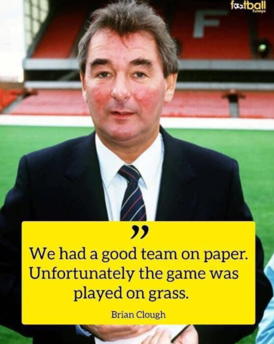 En man i kostym står framför en fotbollsplan med citatet "We had a good team on paper. Unfortunately the game was played on grass" på en gul bakgrund.