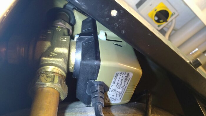 Växelventil och elpatron med sladdar och kopplingar, visar inställningsdetaljer för värme- och varmvattenstyrning.