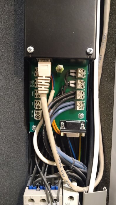 Elektrisk kopplingsbox med olika kablar och anslutningar, märkt "RETUR", "UTE", "EXTERN", "HETGAS" och "PRESSO" med skruvanslutningar.