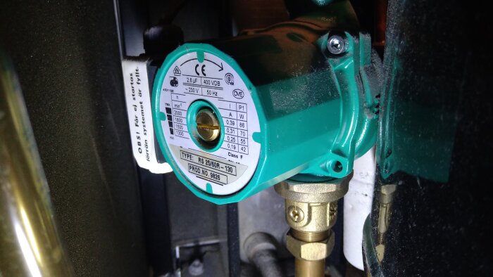 Cirkulationspump med etikett som visar specifikationer, inklusive modell RS 25/60R-130 och produktnummer.