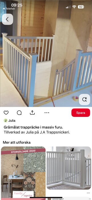 Gråmålat trappräcke i massiv furu mot en vägg i ett hem, visande sekelskiftesstil och design av J.A. Trappsnickeri.