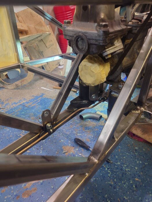 Byggprojekt: struktur av stålram med maskindelar i verkstadsmiljö.