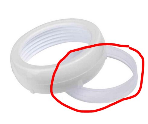 Plastkoppling med röd markering av en specifik del, troligen för ett byggprojekt.