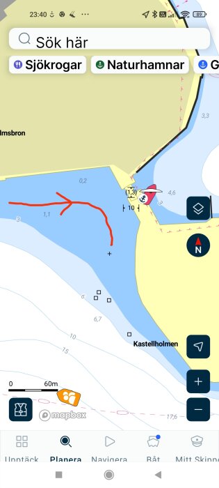 Nautisk karta med röd linje som visar en båts rutt nära en smal passage och ett kors utmärker en möjlig grundstötning.