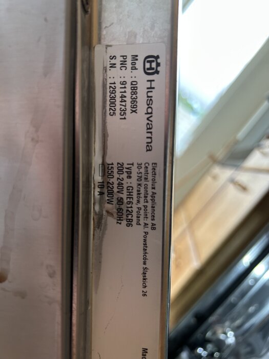 Etikett på Husqvarna QB8369X diskmaskin med modell- och serienummer, fotograferad från sidan.
