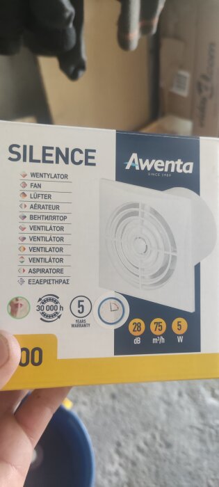 Förpackning för en Awenta tystgående fläkt. Visar specifikationer: 28 dB, 75 m³/h, 5 W, 30 000 h livslängd, och 5 års garanti.
