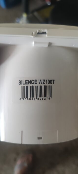 Närbild av etikett på vit yta med texten "SILENCE WZ100T" och en streckkod.