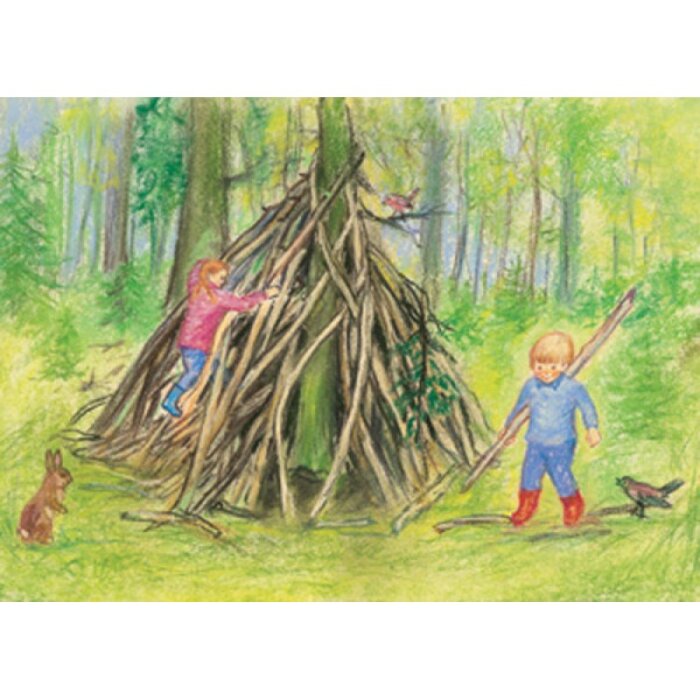 Barn leker vid en koja av grenar i skogen. En flicka klättrar och en pojke bär en pinne. Kanin och fågel på marken.