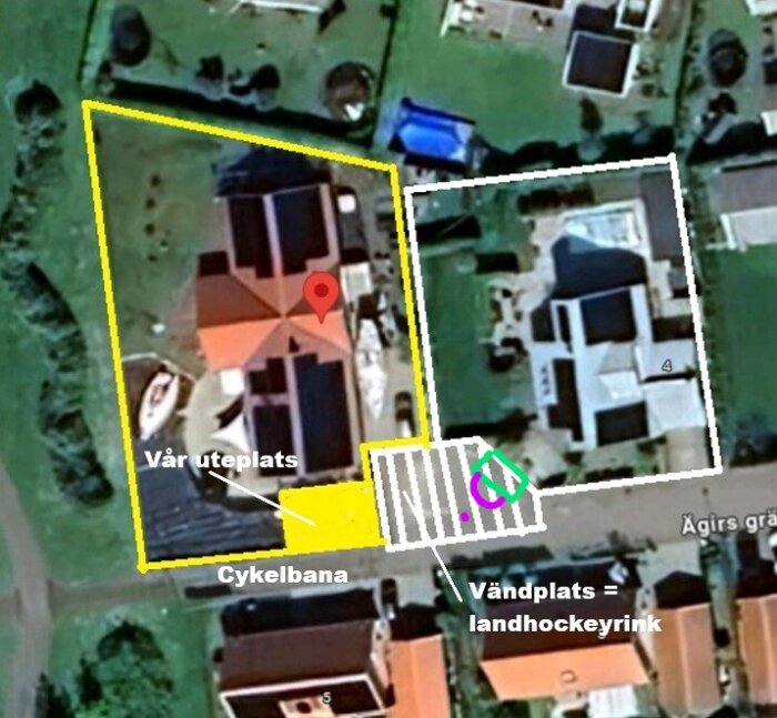 Satellitbild visar markerad landhockeyrink med mål och målgård enligt instruktioner, omgiven av cykelbana och uteplats inom villaområde.