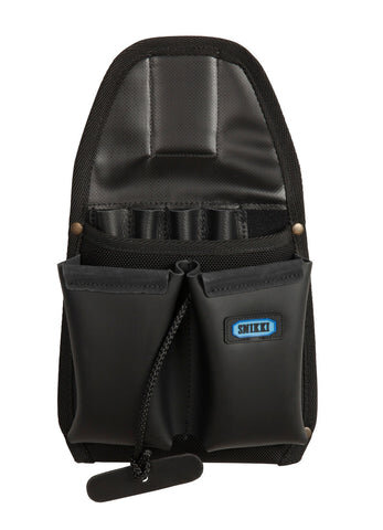 Verktygsficka Snikki 7204 i svart, med flera fack för verktyg, liten snäppstängning och robust design. Perfekt för elektriker och tillfälliga projekt.