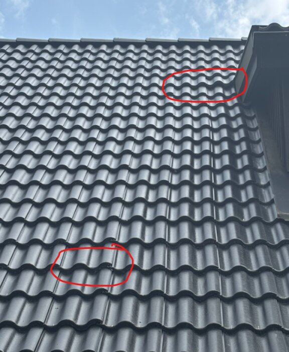 Takpannor med märken som markerar glapp vid takkupan och längre ner på taket för att visa behov av justering.