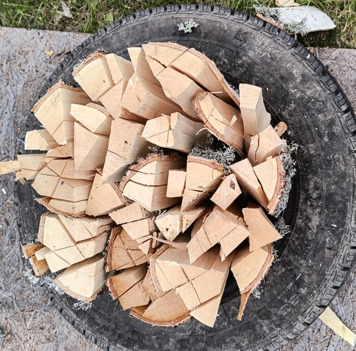 Vedklabbar ordnade i en hög ovanpå ett bildäck.
