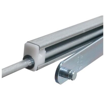 Dörrbroms Fix 160 med en pinne och ett fäste, visande konstruktionen som orsakar glapp i monteringen av altandörren.