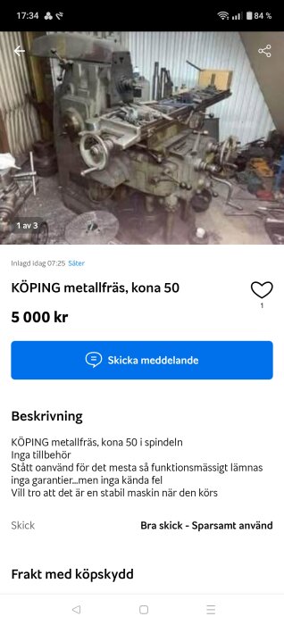 Köping metallfräs med kona 50, placerad i ett garage eller verkstad. Mekaniska detaljer synliga, använd för metallbearbetning.