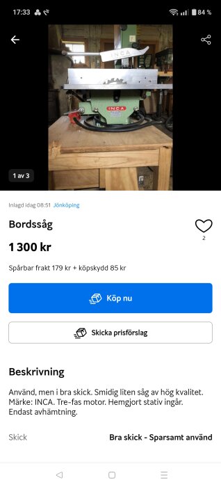Grön bordssåg av märket INCA på ett träbord i en verkstadsmiljö. Sågen har en röd strömbrytare och synliga sågtänder.