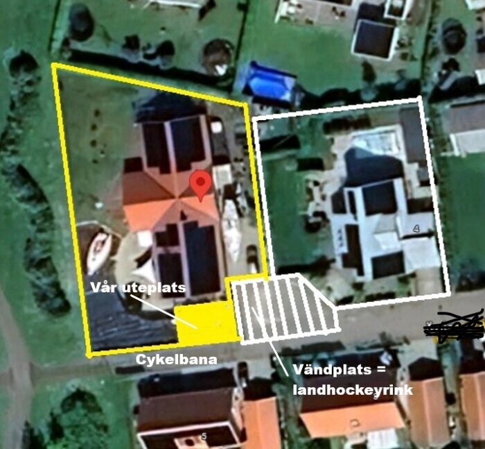 Flygbild av två tomter markerade med gul och vit linje. En vändplats är omgjord till en landhockeyrink med cykelbana utanför.