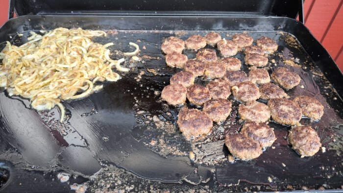 Pannbiffar och stekt lök på en stekhäll.
