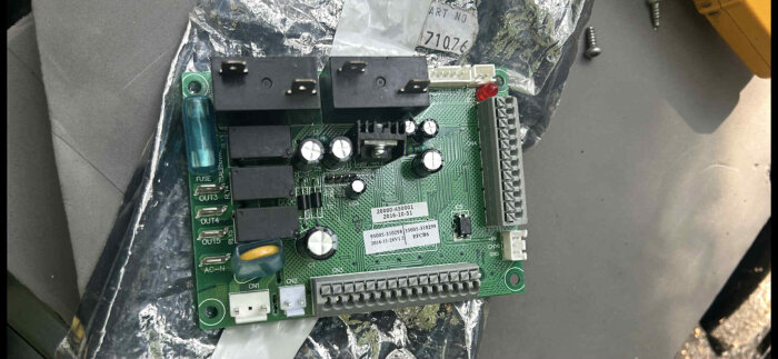 Kretskort för poolvärmepump med flera komponenter och anslutningar, eventuellt problem med kompatibilitet för Hydro Pro P14.