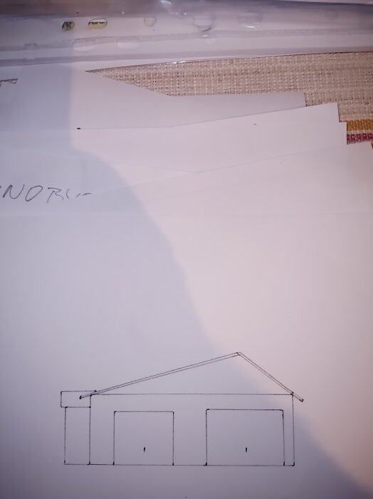 Skiss av garage med två portar och ett tak med olika vinklar.