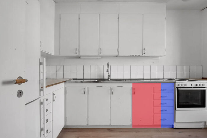 Kök med vita skåp, en diskbänk och spis. Röda området markerar diskmaskinens placering, blå området är överblivet utrymme för hyllor.