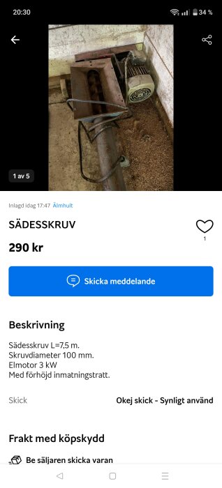 Begagnad sädesskruv med synliga tecken på användning, utrustad med elmotor i ett hörn av ett rum med träväggar.