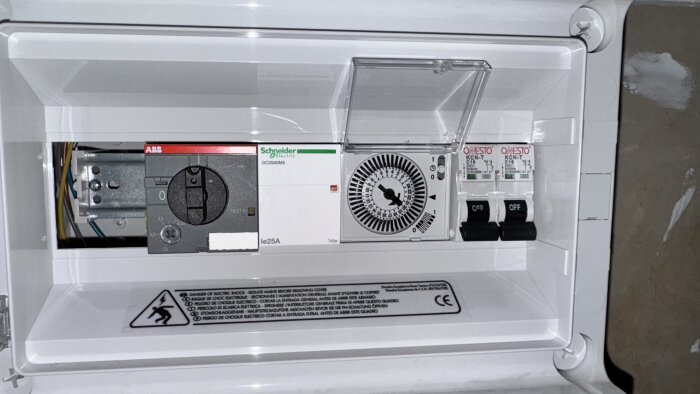 Elcentral med brytare och timer där inställningar justerats för en pump men pumpen fungerar inte som avsett.