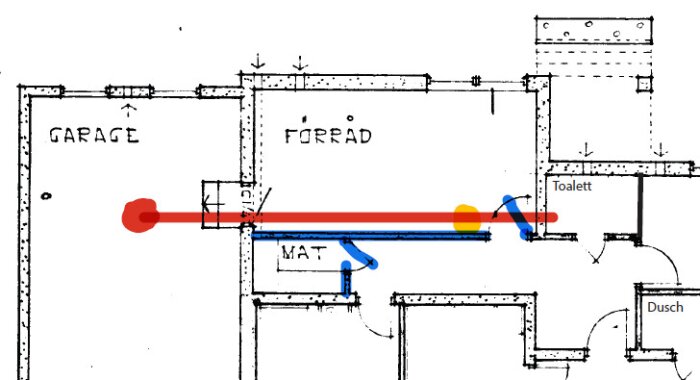 Planlösning över hus med röda och blå linjer som markerar avloppsrör. Utrymmen markerade som garage, förråd, mat, toalett och dusch.
