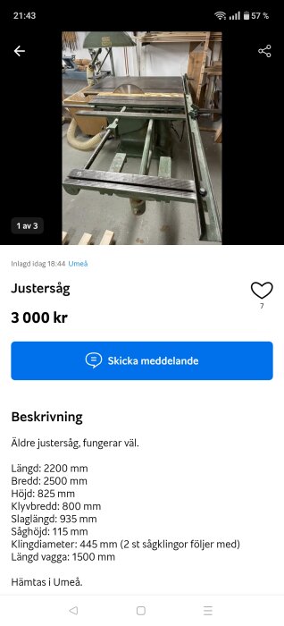 Äldre justersåg på en verkstad med metallram och rund sågklinga, omringad av trähyllor och verktyg.