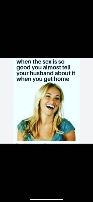 Bild på en kvinna som skrattar med en humoristisk text ovanför om god sex och hemligheter för sin man.