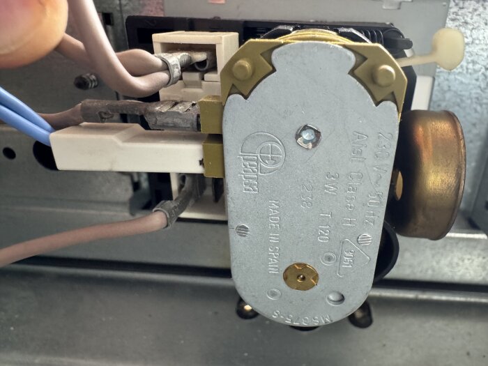 Inkopplat urverk i ugn med kablar och märkning.