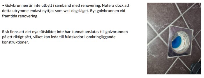 Bild av en äldre golvbrunn med blå vätska i badrum, omgiven av mörka klinkerplattor, använd i diskussion om fackmannamässig renovering.