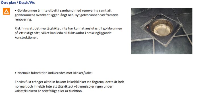 Bilden visar en dusch golvbrunn på övre plan, omringad av klinkers. Golvbrunnen har inte bytts vid renovering och har låg kant.
