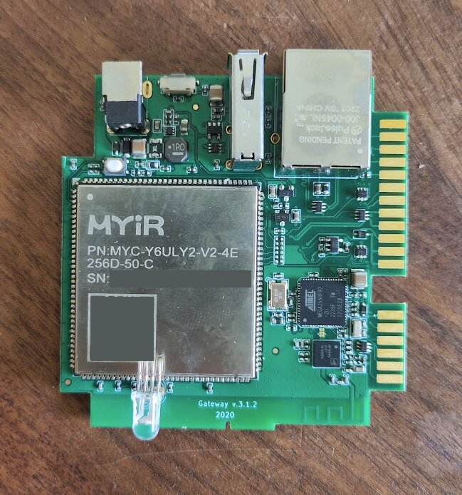 Elektronikkort med varierande komponenter, bland annat markerat "MYiR" och andra chipp, på ett trämönstrat underlag.