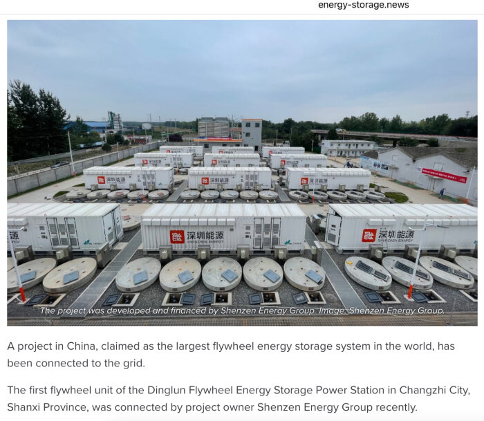 Flywheels och containrar vid Dinglun Flywheel Energy Storage Power Station i Kina, världens största svänghjuslagringsprojekt anslutet till elnätet.
