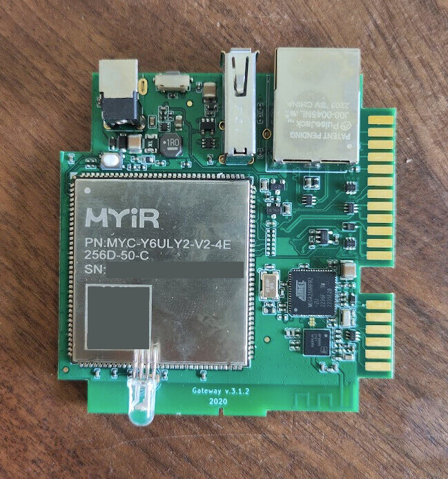 Elektronikkort med MYIR-processor och Atmel Zigbee-enhet, borttagen från Ngenic Gateway, på en träyta.