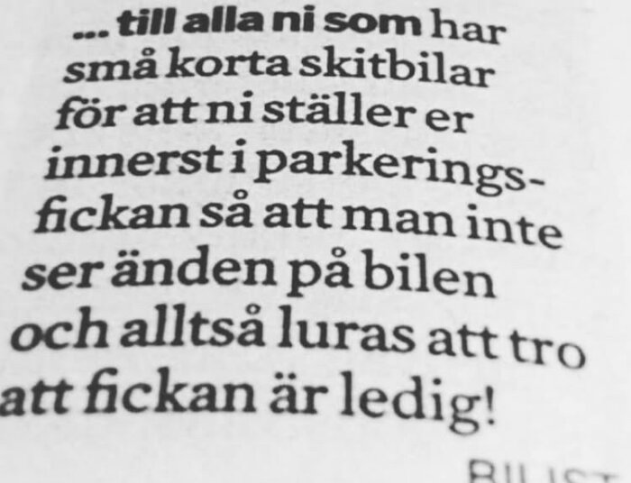 Text som kritiserar personer som parkerar små bilar långt in i parkeringsfickor, vilket ger intrycket att platsen är ledig.