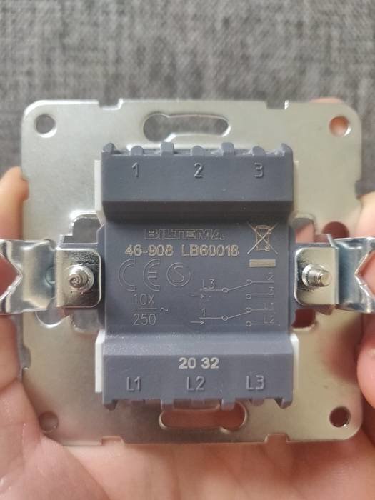 Elektrisk brytare med märkning "ELITEMA 46-908 LB60018", visar anslutningar och tekniska specifikationer.