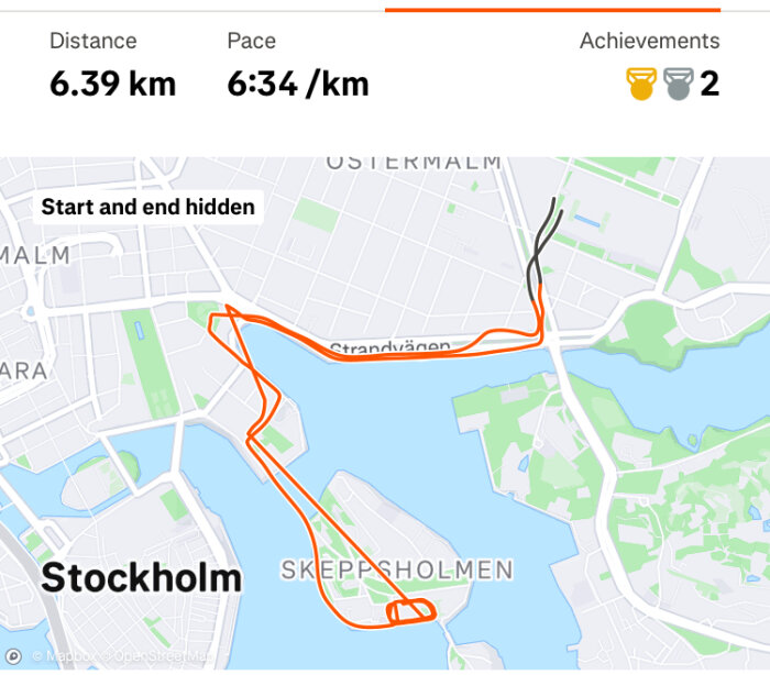 Karta över en löprunda på 6,39 km runt Skeppsholmen i Stockholm, med en tempo på 6:34/km och 2 uppnådda prestationer.