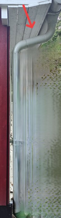 Stuprör vid ett tak med böj upptill, en röd pil pekar mot den böjda sektionen. Diskussion om att kapa övre sektion 10 mm för bättre passform.