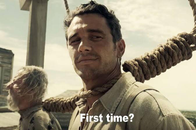 En man med ett rep runt halsen står bredvid en annan man, text "First time?" syns i bilden.