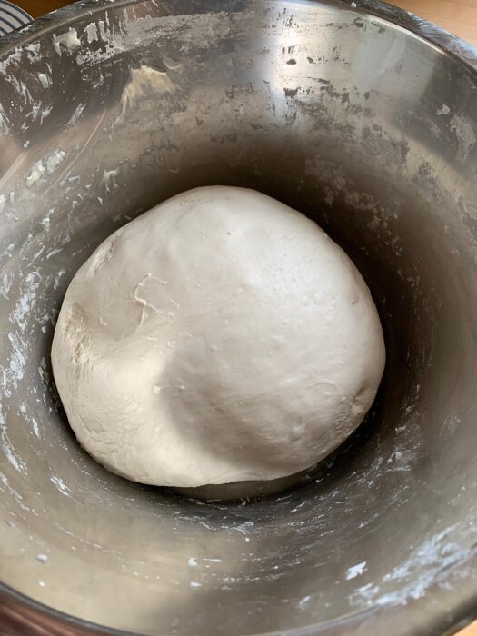Degboll i metallskål, redo för jäsning. Användaren följde ett recept från Lilla Napoli, men degen blev inte lika slät.