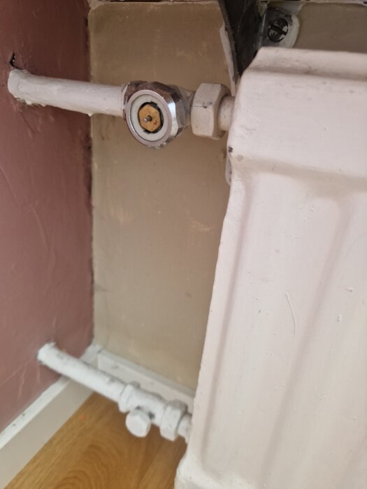 Radiator utan termostat i ett 60-tals hus, närbild på ventil utan termostat.