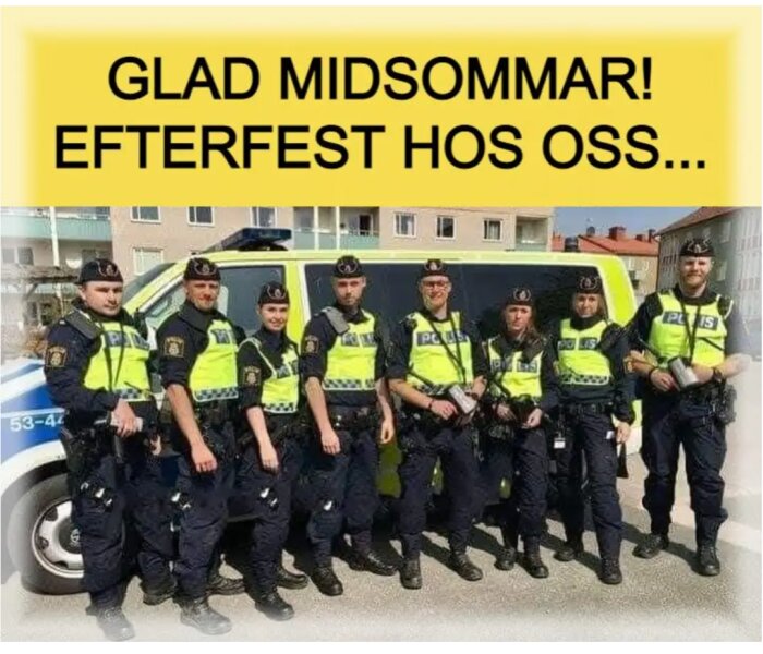 Poliser står framför en polisbil med texten "Glad midsommar! Efterfest hos oss…" i bakgrunden.