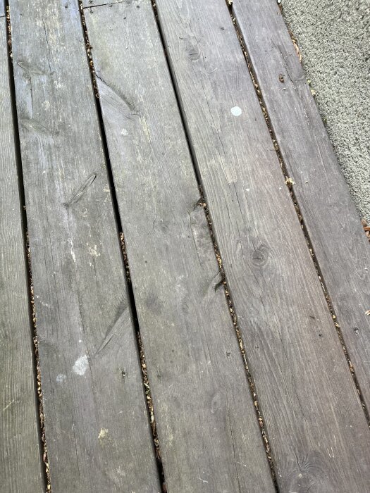 Betad trätrall med mörk yta och tecken på färg som skavts av.