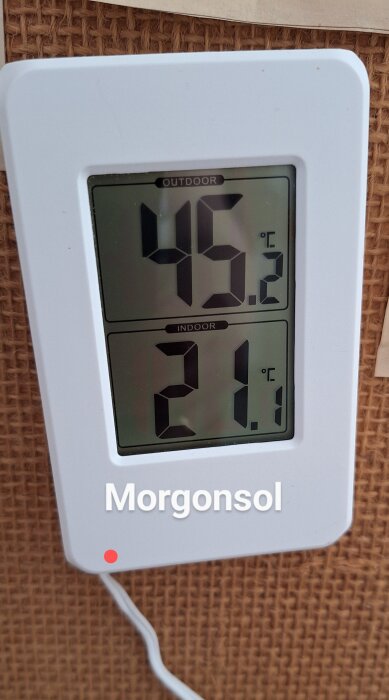 Digital termometer visar utomhustemperatur 45,2°C och inomhustemperatur 21,1°C med texten "Morgon­sol".